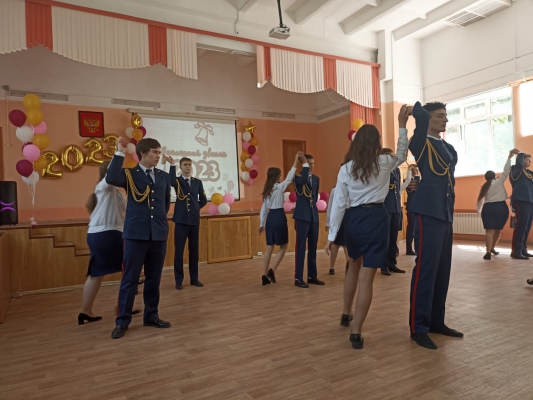 В Ульяновске сотрудники следственного управления поздравили кадет СК России с окончанием школы