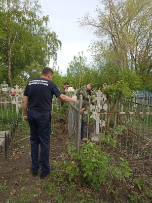 В Ульяновске офицеры СК России привели в порядок могилы участников Великой Отечественной войны