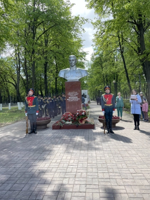 В Ульяновске сотрудники СК России возложили цветы к монументу дважды Героя Советского Союза Ивана Полбина