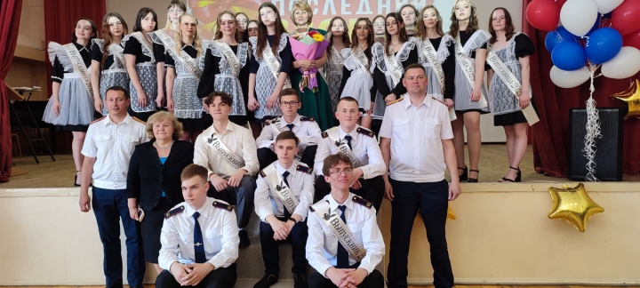 В Ульяновске сотрудники следственного управления поздравили кадет СК России с окончанием школы