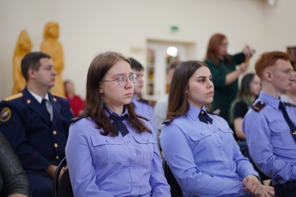 В Ульяновске кадеты СК России приняли участие во встрече с матерью Героя России Александра Шишкова