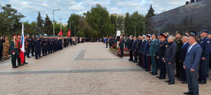 В Ульяновске руководитель следственного управления в День памяти и скорби почтил память погибших в годы Великой Отечественной войны