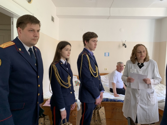 Ульяновские офицеры и кадеты СК России поздравили пациентов областного клинического госпиталя ветеранов войн с наступающим Днем Победы