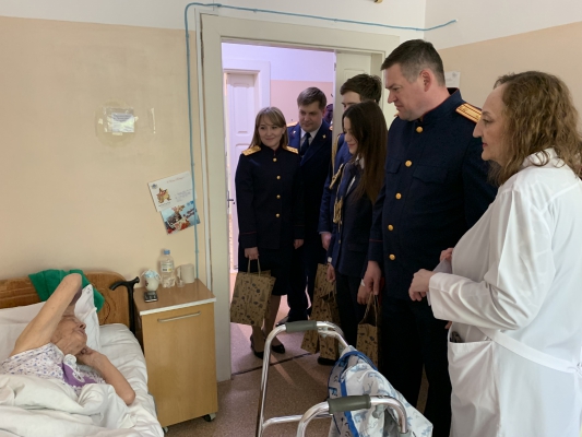 Ульяновские офицеры и кадеты СК России поздравили пациентов областного клинического госпиталя ветеранов войн с наступающим Днем Победы