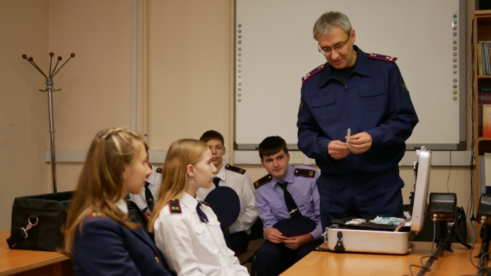 В Ульяновске в преддверии Дня образования службы криминалистики офицеры СК провели занятие с кадетами