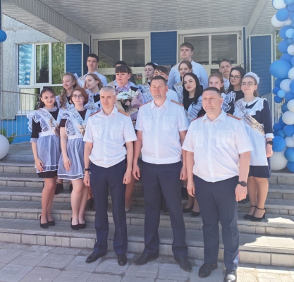 Сотрудники следственного управления СК России по Ульяновской области поздравили выпускников кадетских классов с завершением обучения в школе
