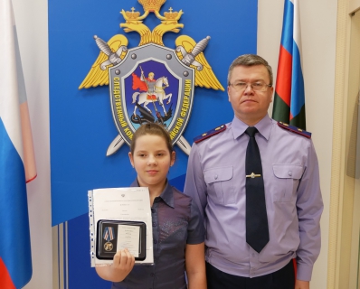 Руководитель следственного управления СК России по Ульяновской области вручил девочке, спасшей во время пожара брата, ведомственную медаль